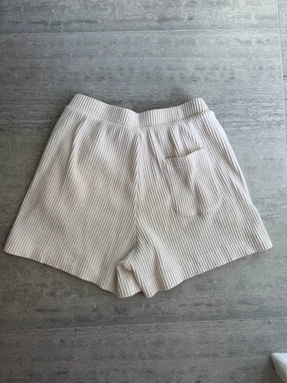 ALO Yoga Women's Ribbed Cream Lounge Shorts